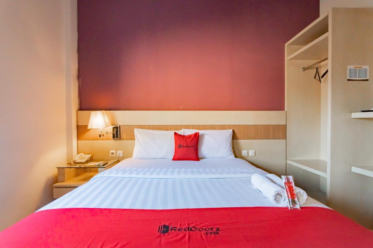 Отель Reddoorz Premium Near Bandung Station Экстерьер фото